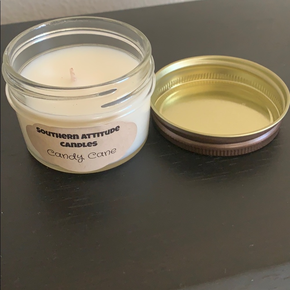 π₯π 4 oz. Mini Candy Cane Scented Candle - Picture 2 of 2